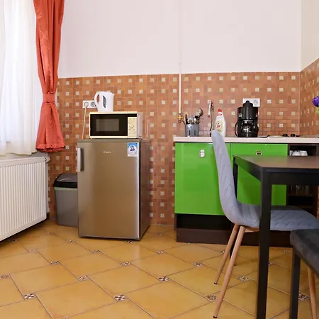 Makotel Apartmanhaz *